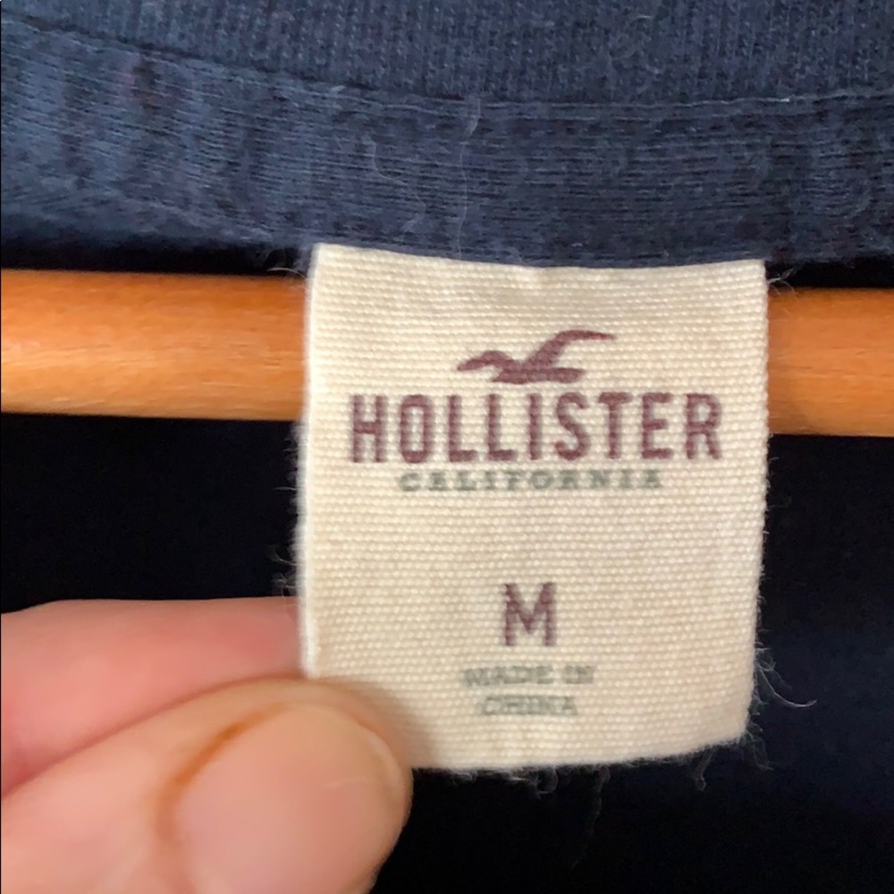 5/$20♦️Hollister T-Shirt♦️ - Picture 3 of 4